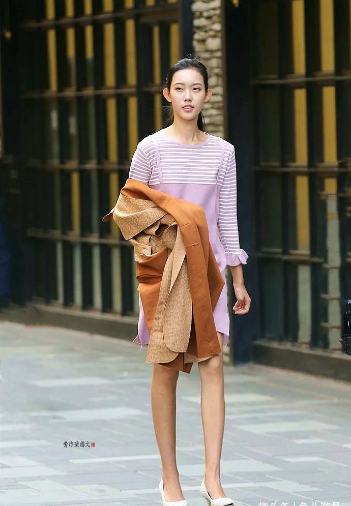 黑色|街拍:美女,用尖头细高跟添彩春装