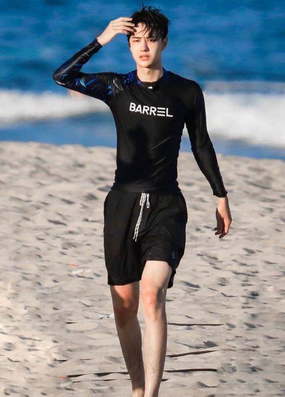 感觉|谁能想这是22岁王一博,第一次挑战短裤,双腿就细到没眼看