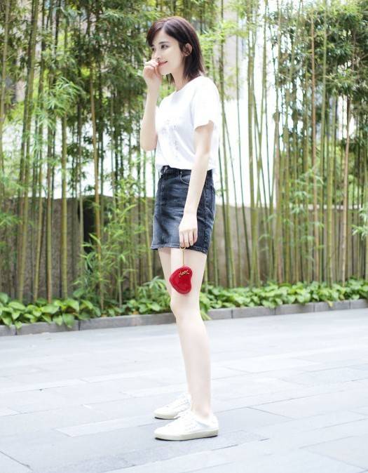 显得|古力娜扎真会凹造型，手上的包包连只口红都放不下，好看不实用