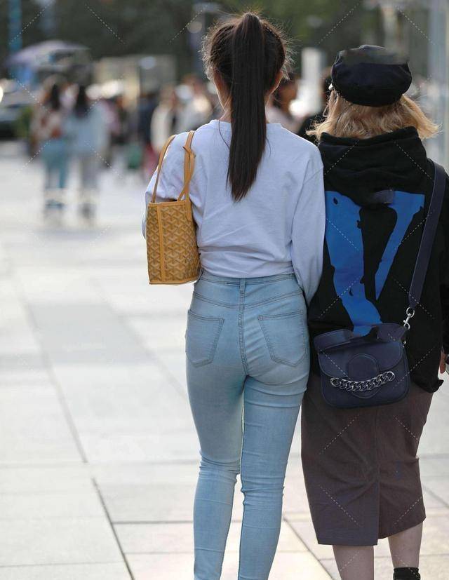 设计|黑色贴身上衣搭配黑色打底裤，设计感十足，衬托出不一样的气质