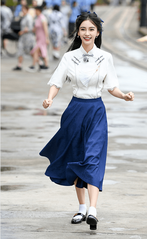 显得|杨颖不像是生过孩子的人，都当妈了还这么有活力，穿身学生装真嫩