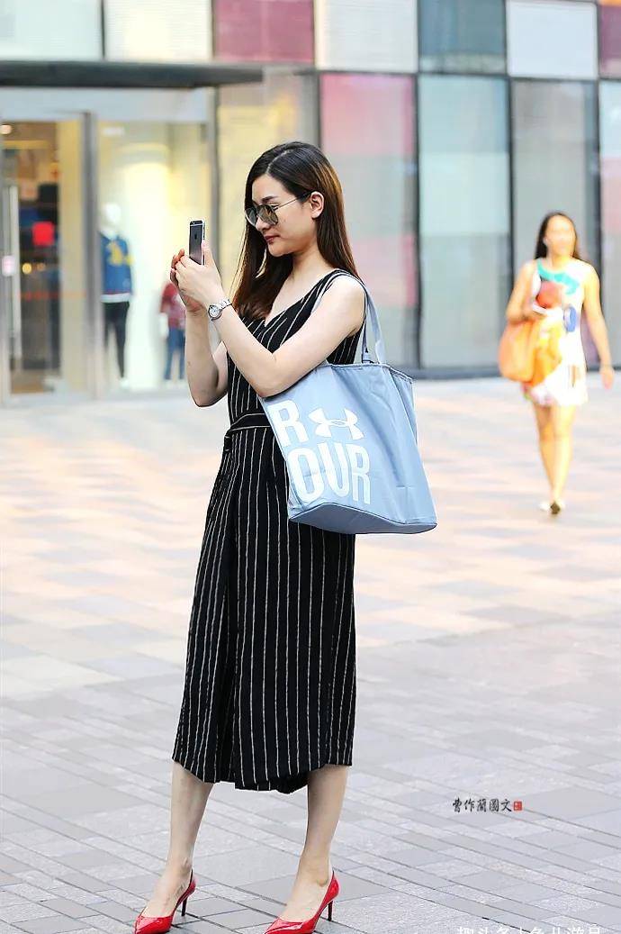 黑色|街拍：美女，用尖头细高跟添彩春装