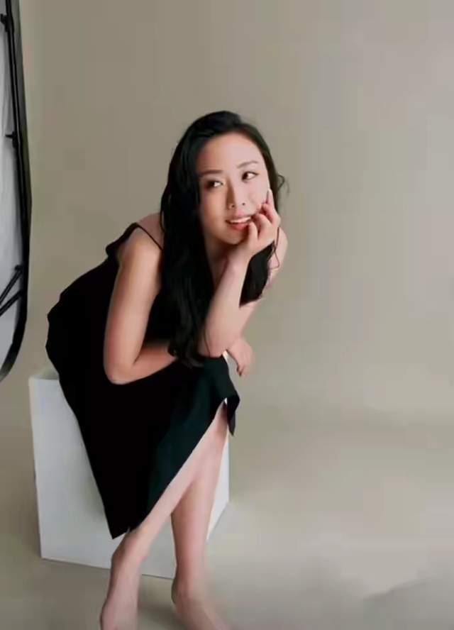 李丽珍|李丽珍女儿近照，穿吊带性感身材不输妈妈，爸爸同款龅牙拉垮颜值