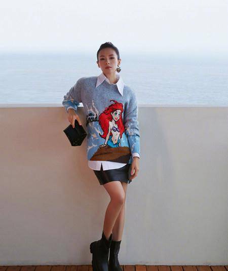 穿透明|章子怡雨中撑伞看秀,穿透明雨衣踩短靴,坐C位抱小熊哪像俩娃妈