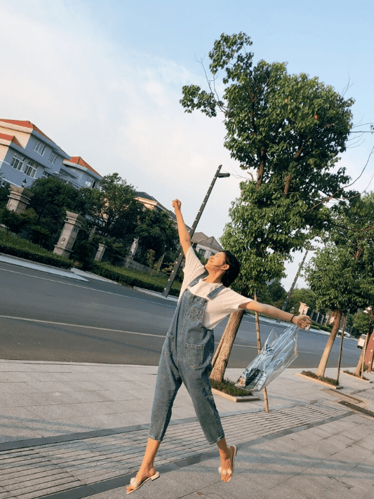 样式|赵露思为显身材也是拼了，露锁骨能放一个碗，网友：不足80斤吧
