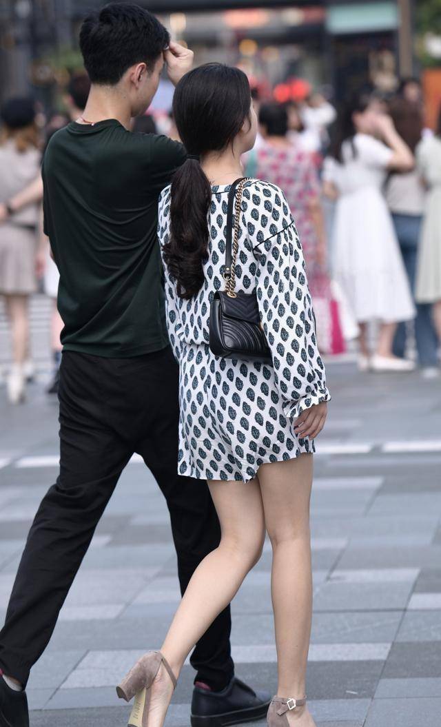个性|黑肩效果很有女人味，腰高的裤子都是长腿