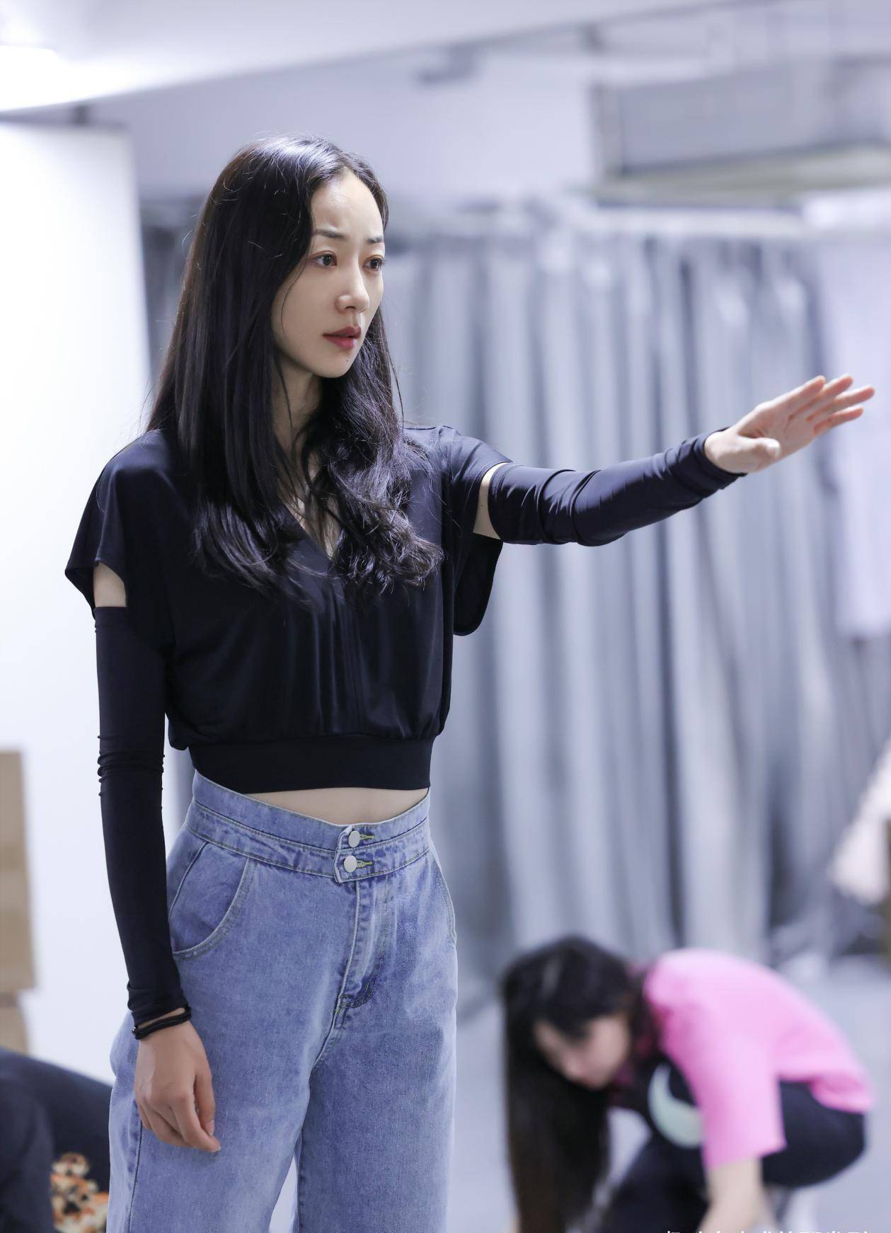 女神|韩雪不愧是公认女神!黑T恤搭牛仔裤,简约组合也能衬出绝佳气质