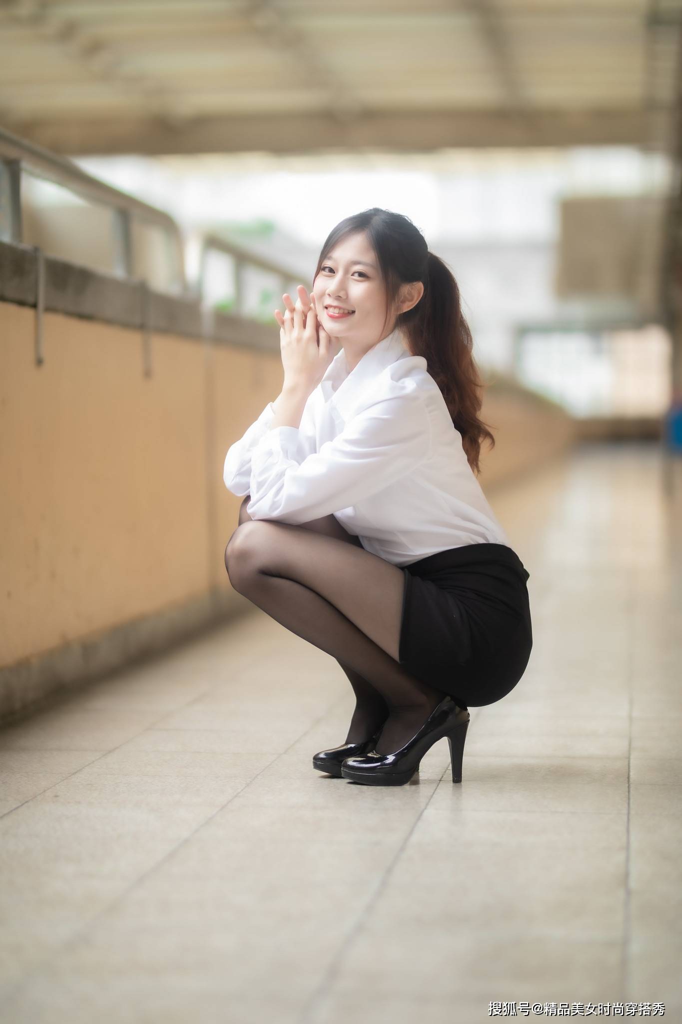 职场|白色的衬衫，黑色的短裙简约百搭，尽显干练气质