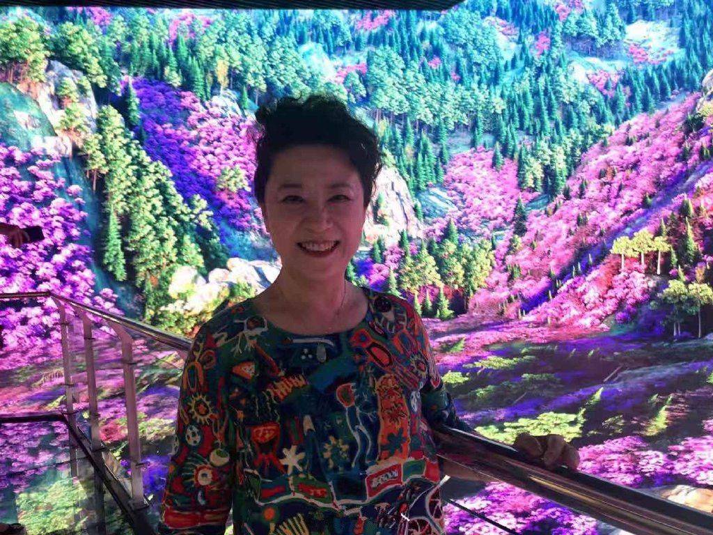 漂亮|在街头拍到王馥荔，72岁老态真实不假，但纯天然的还这么漂亮！