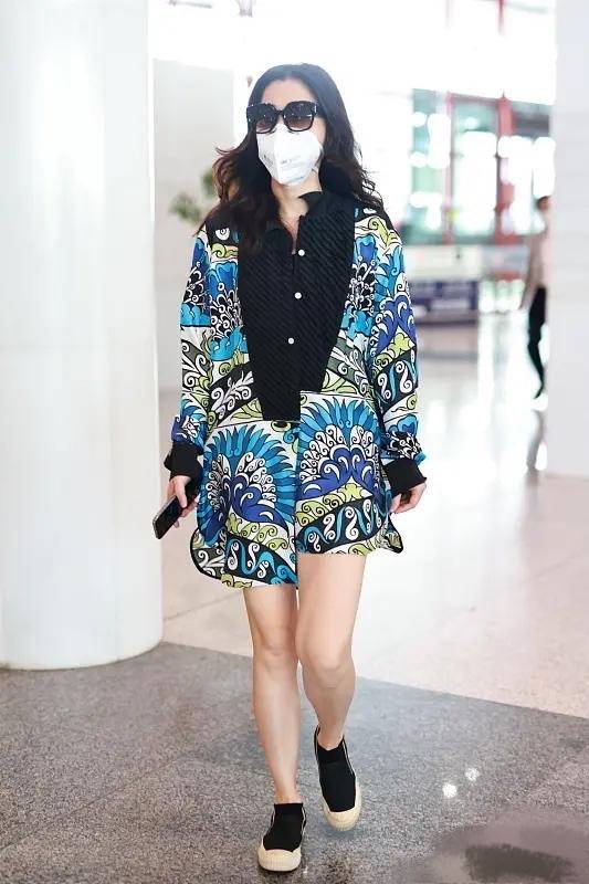 那一种|梅婷走机场成了大妈，穿碎花衬衫踩布鞋，双膝皱纹真实但气质好！