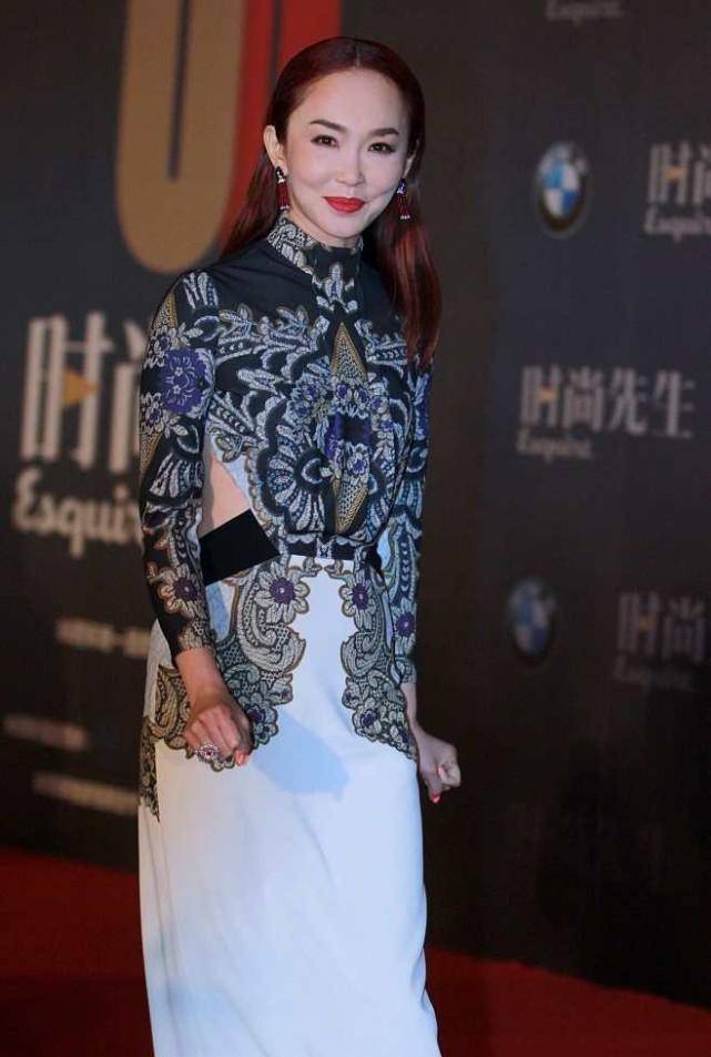 身材|范文芳也太有“心机”了,穿修身长裙秀身材还不够,美背更惹眼