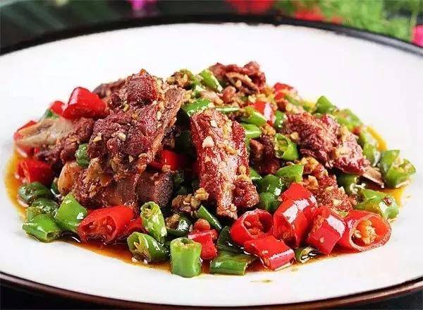 锅里留底油,先投姜米,蒜米炒香,再放当归,枸杞,香辣酱和豆瓣酱,掺100