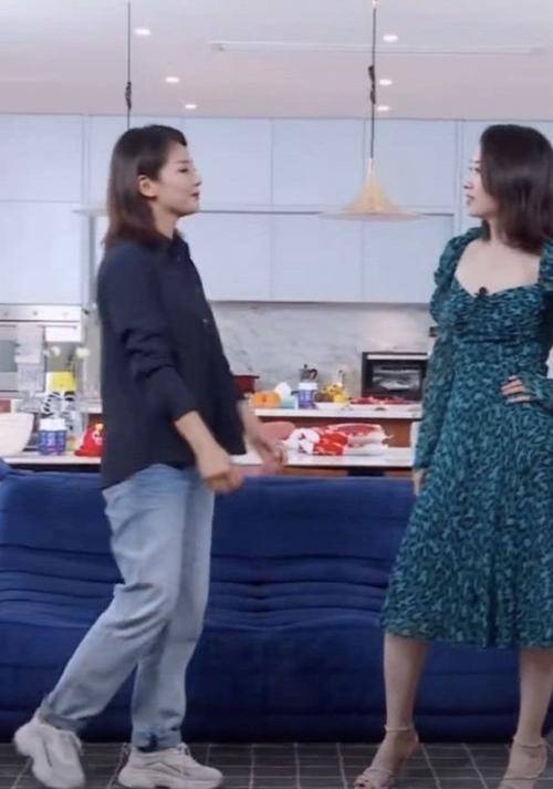 裙子|拍到刘涛逛奢侈品店，穿休闲裤扎腰腿还短一半，没营销那么漂亮！