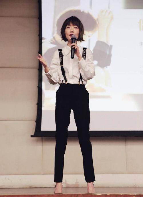目测|鲁豫走机场目测不到80斤,修身条纹西装穿成加大码,腰细得不真实