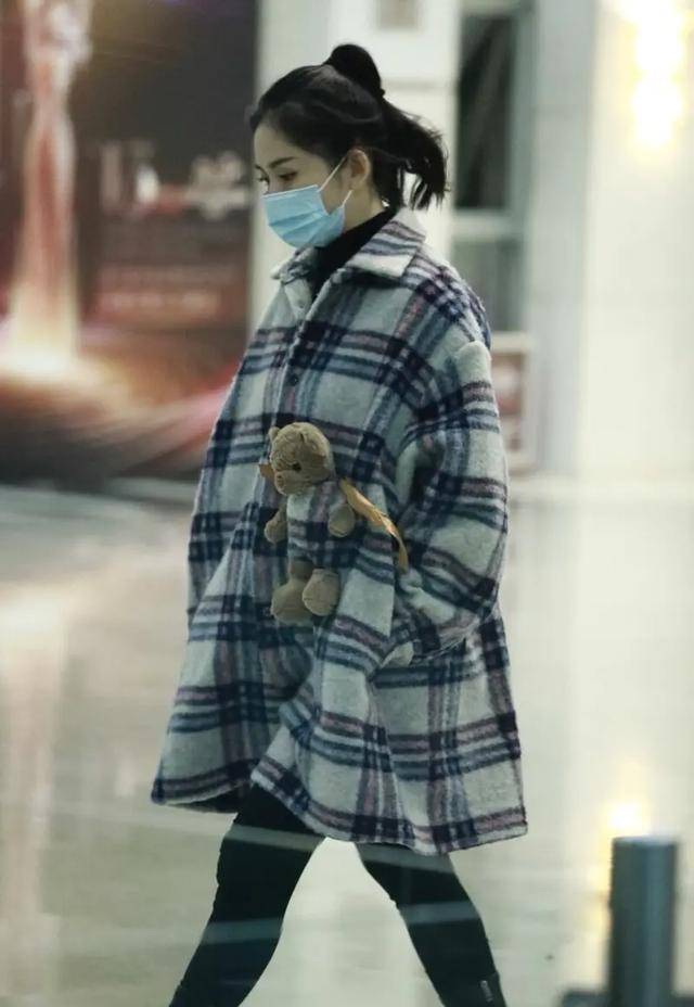 大衣|谢娜怀孕后首次走机场,穿大衣孕肚遮不住,只长孕肚腿比空姐还细