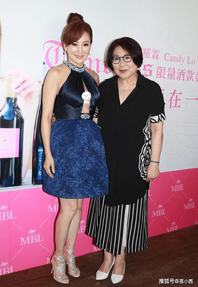 美眉|65年的罗霖还有“尤物身材”，穿挂裙脖胸前“挖个洞”，有料敢穿