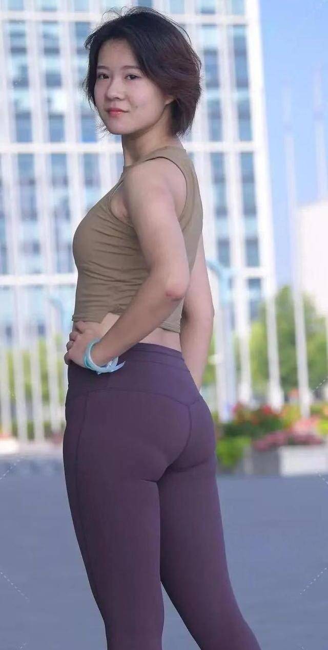 魅力|圆领背心搭配运动健美裤,展现女性的成熟魅力,穿出时髦感