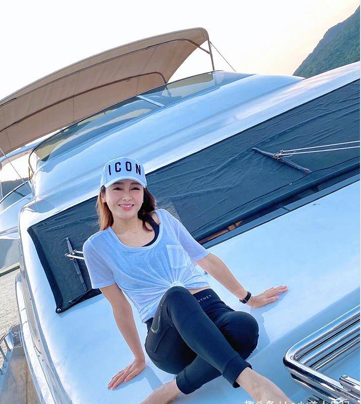 黎姿|黎姿穿着浴袍公开保养秘诀！面膜不可超20分钟，女神更注重细节