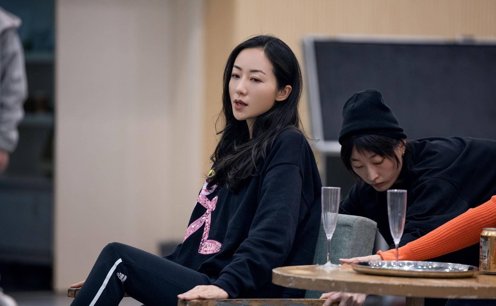 电影|韩雪罕见穿这么“嫩”，卡通黑色卫衣+运动裤，造型减龄又时髦