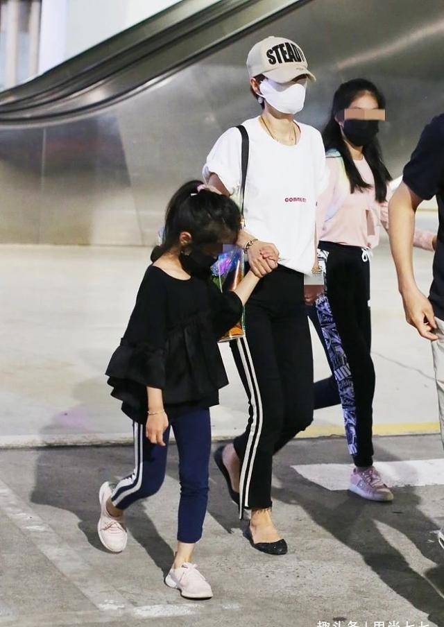 马伊琍|马伊琍牵俩女儿走机场，11岁扎公主头好乖巧，小女儿走路姿势霸气