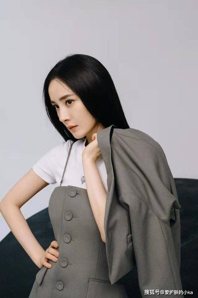 路线|杨幂不走少女路线是对的，西装配黑长直凹甜酷风，气场全开好吸睛
