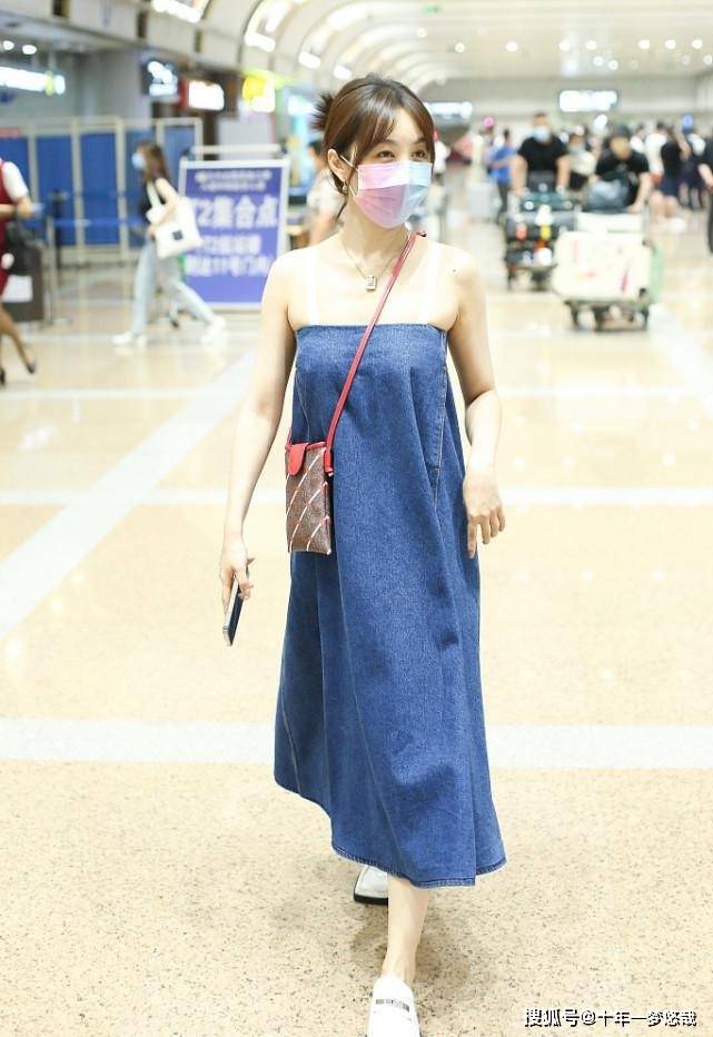 吊带|李菲儿把牛仔裙穿出“浴巾”效果，肩带和肌肤融为一体，挺别致的