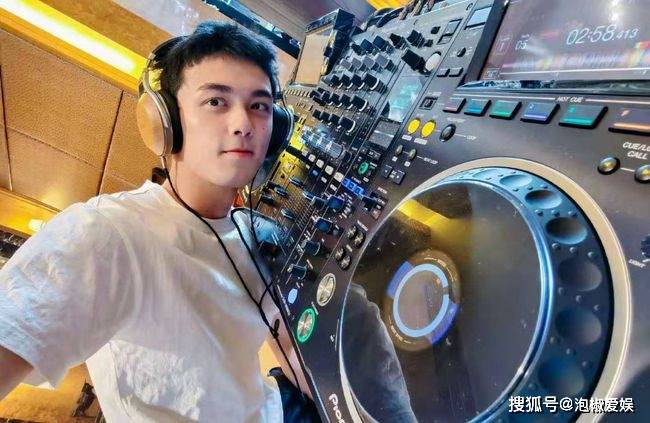 此外,两人分手以后,郑宇星实现了自己的梦想,陈辰不