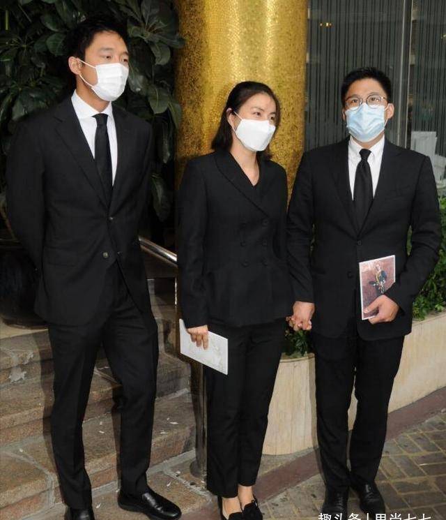 郭晶晶|郭晶晶亲妈随一家五口露面，头发花白很朴素，与婆婆朱玲玲差别大