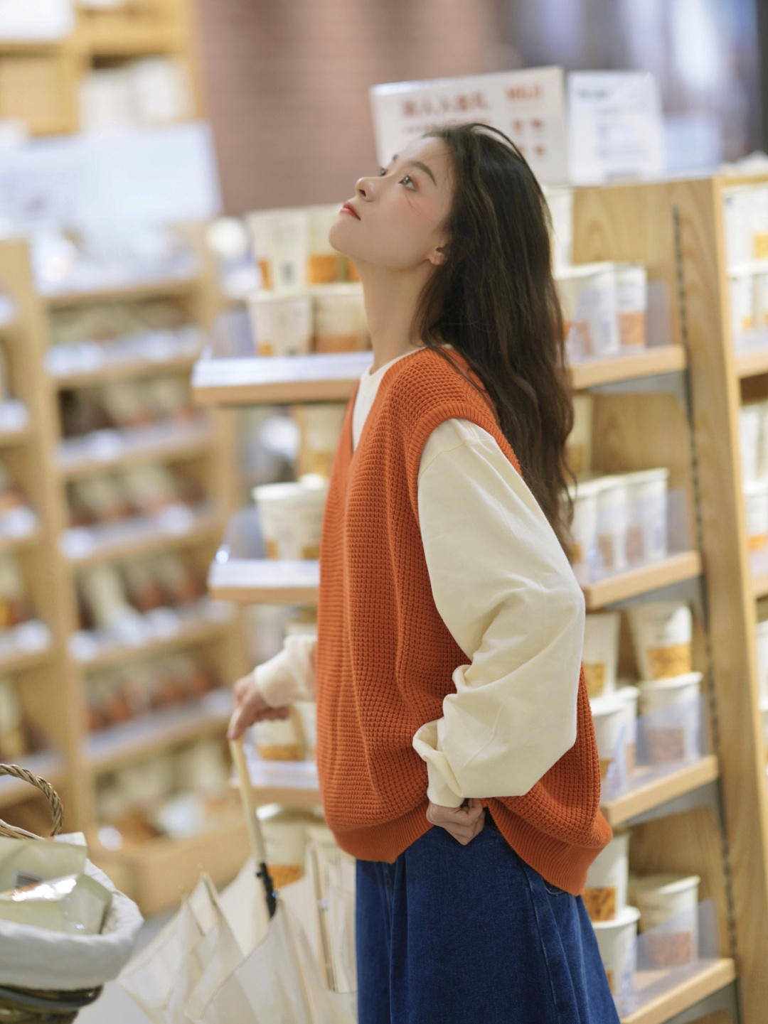 毛衣|早秋的这些搭配太好看了吧!橘红色毛衣马甲配牛仔裙、休闲又保暖