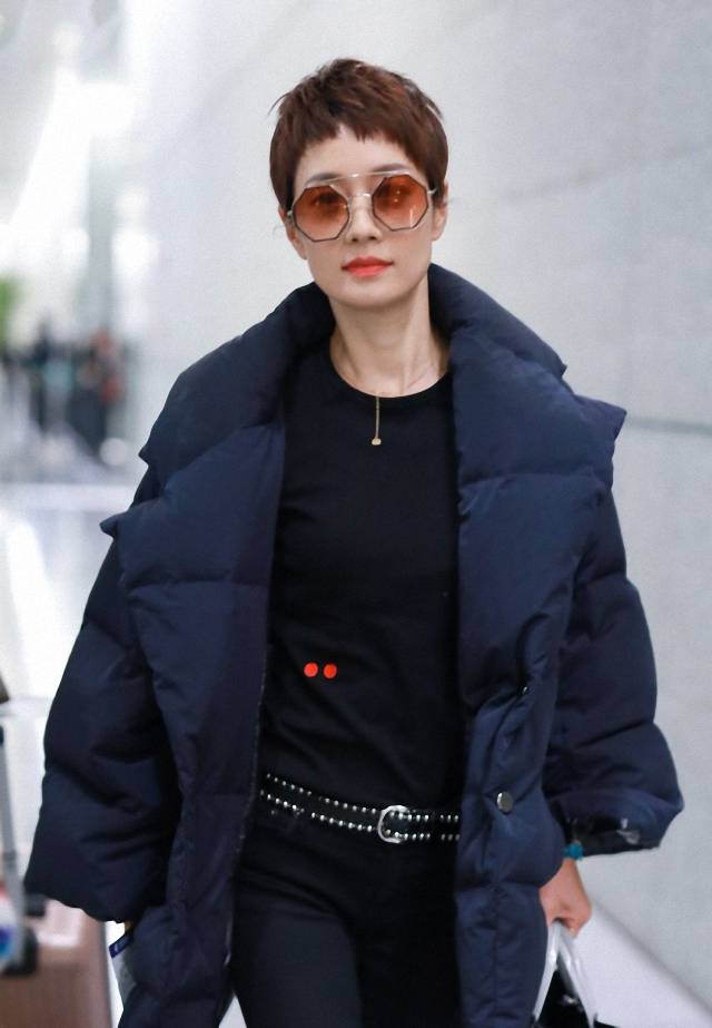 马伊琍|马伊琍时尚感开挂了，穿大号羽绒服走机场，自信的女人太有魅力