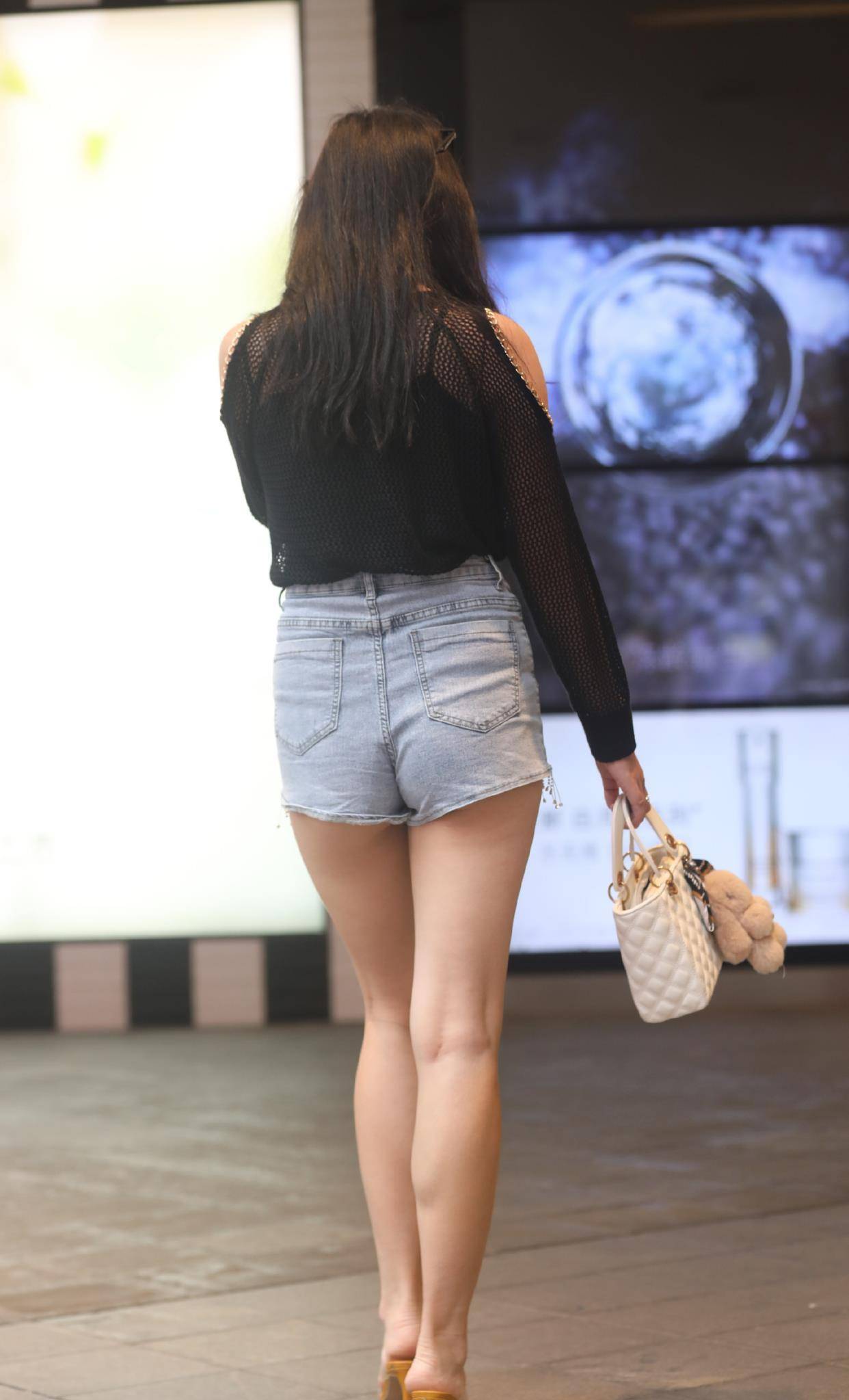 设计|黑色镂空上衣加流苏短裤,搭配黄色细跟凉鞋,时髦洋气还显腿长