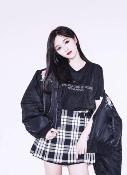 袜子|火箭少女吴宣仪私服路透，超短裤搭配小白鞋，脚上鸳鸯袜太亮眼了