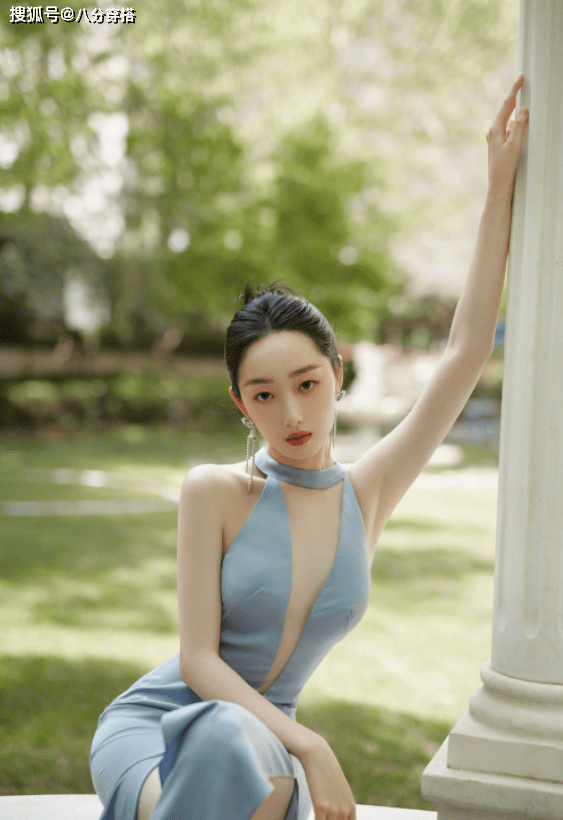 中空|蒋梦婕又秀“牛奶肌”,穿雾霾蓝开叉裙妩媚动人,美得让人心动