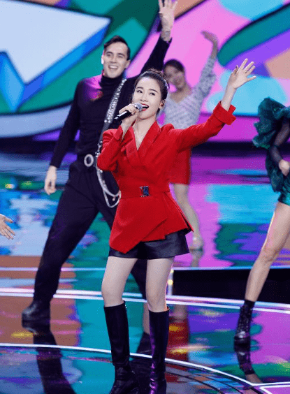 都能|左小青真的有44岁吗？西装短裤配长靴，这女团腿也太吸睛