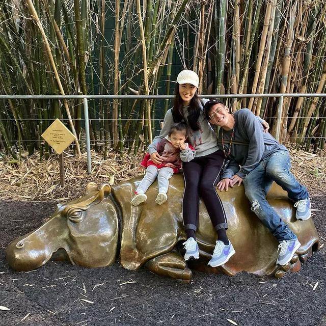 秦舒培|陈冠希实力宠妻晒合照，穿黑色印花衬衫，满脸皱纹像小老头