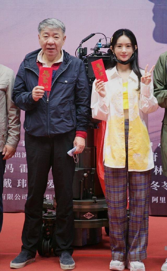 赵丽颖|赵丽颖新戏开机太高调,穿果汁衬衫配背心秀细腰,摘口罩五官看呆