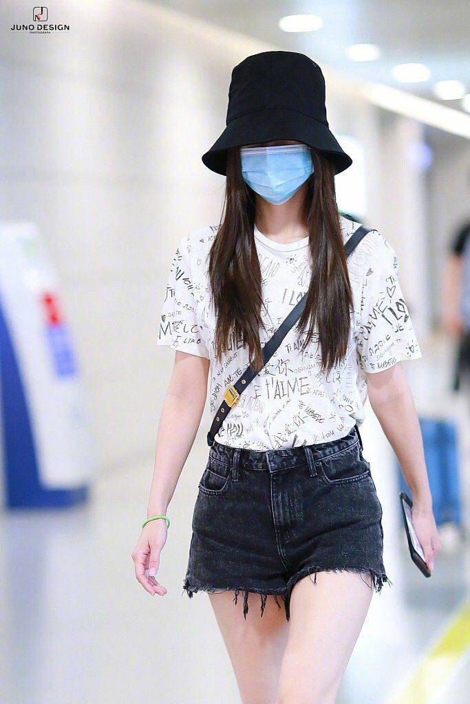 女生|baby最新机场私服曝光，涂鸦风T恤搭配牛仔短裤，彰显白皙大长腿