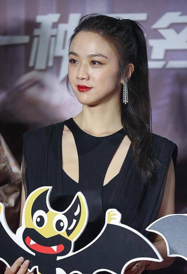 黑色|文艺女神汤唯也发福了，一袭蓝裙惊现水桶腰，巴掌小脸依然精致
