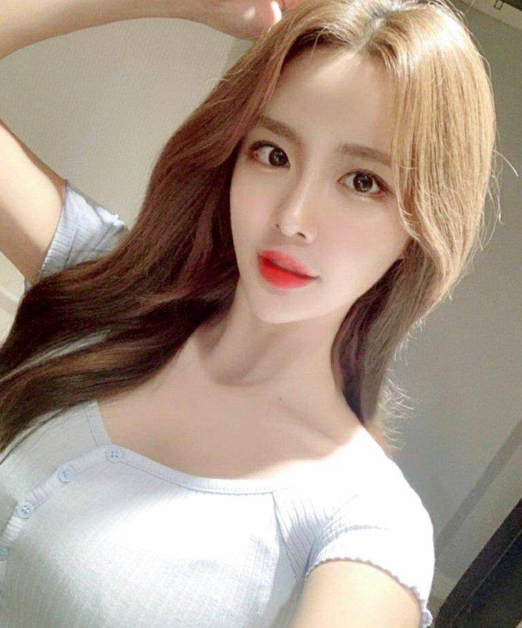 本人|美女一身职业装搭配上一双尖头的高跟鞋，突显出女性的优雅姿态