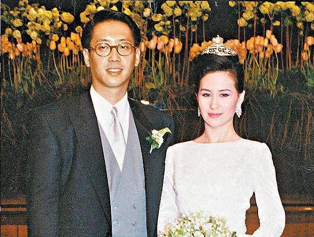 姐妹|赌王二房3女同框，三姐妹姿态各异，超琼端庄超凤苗条超葭时尚