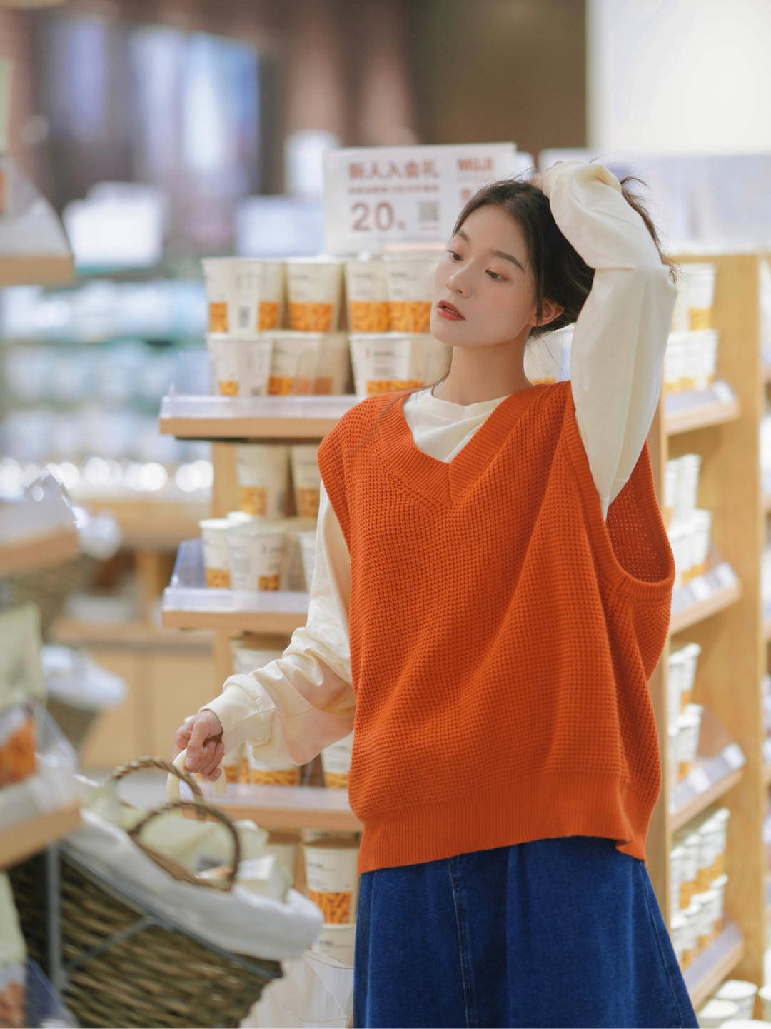 毛衣|早秋的这些搭配太好看了吧!橘红色毛衣马甲配牛仔裙、休闲又保暖