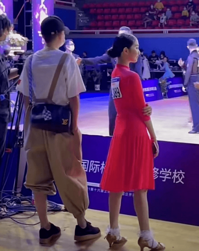 女友|文章女友惊艳亮相！比马伊琍美太多，穿长T恤看爱马比赛长腿吸睛