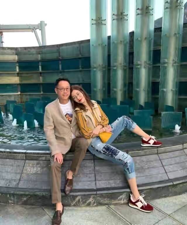 李嘉欣|李嘉欣明明是豪门阔太,却爱穿“乞丐破洞裤”,看着不像高级贵妇