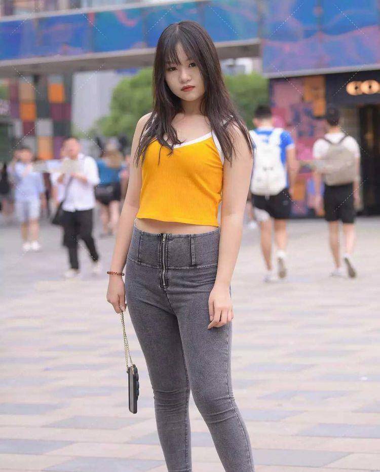 尖头|美女脚上穿上一双尖头高跟鞋，显得青春少女有又轻熟的韵味