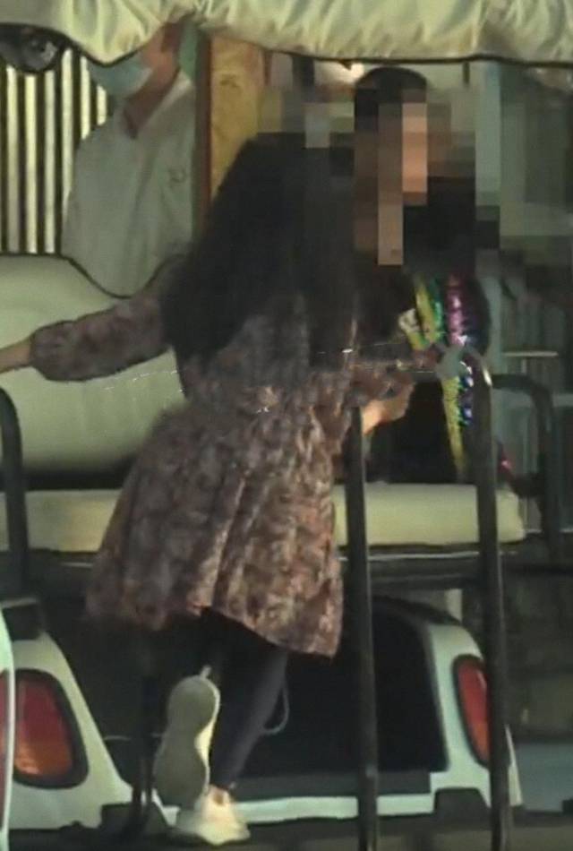 黑色|马伊琍带俩女儿三亚度假，12岁爱马穿短裤凉拖好清凉，妹妹更淑女