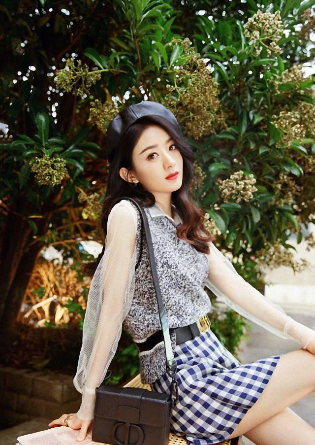 三七|33岁赵丽颖依旧少女感，穿抹胸星光裙太迷人，美得移不开眼