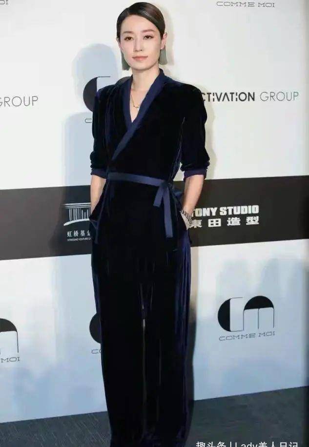 蓝灰|马伊琍又任性了，染一头蓝灰发色太显老，短发太过凌厉不女人