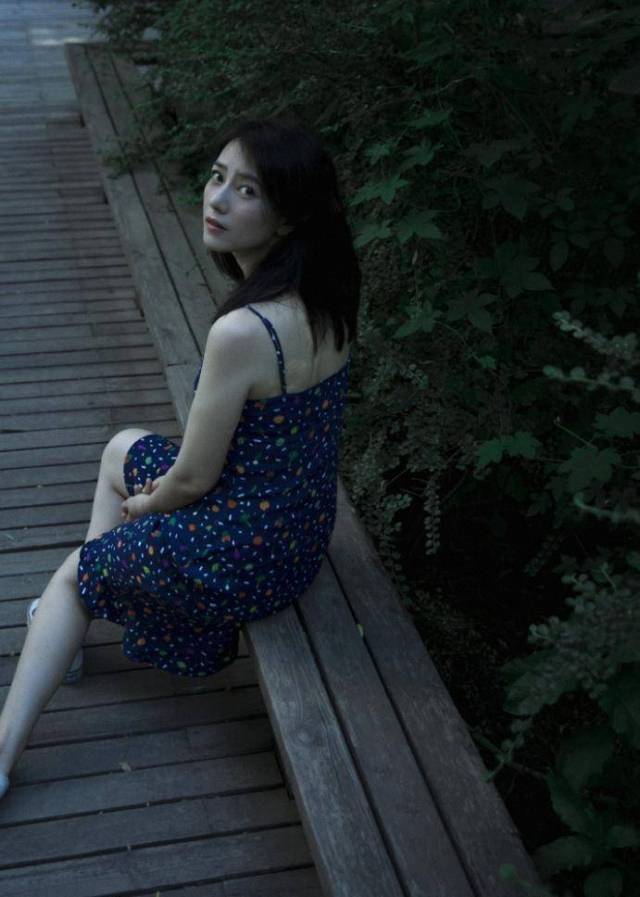 吊带|高圆圆瘦了以后好美，穿吊带连衣裙配披肩发，国民“女神”回归了