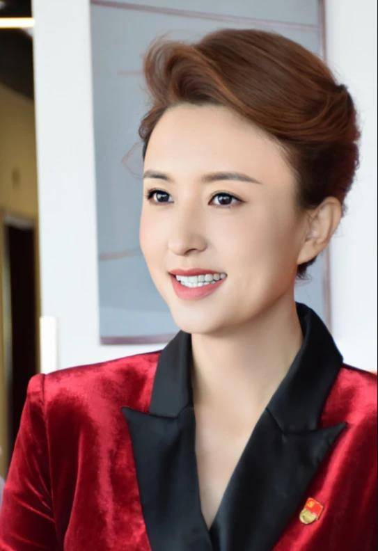 设计|张蕾才是真正不老女神，穿红色丝绒连体裤亮相，时髦洋气，太惊艳