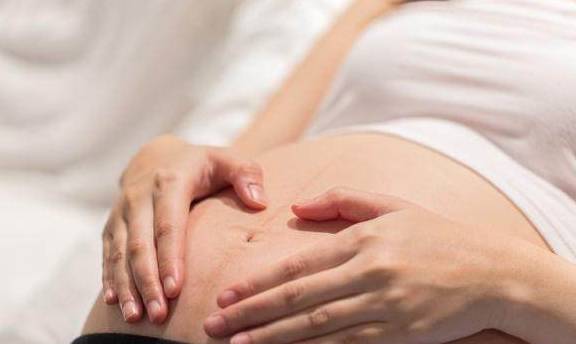 进行|孕中期夫妻亲热，对胎儿有影响吗？这4种情况下，还是忍忍吧！